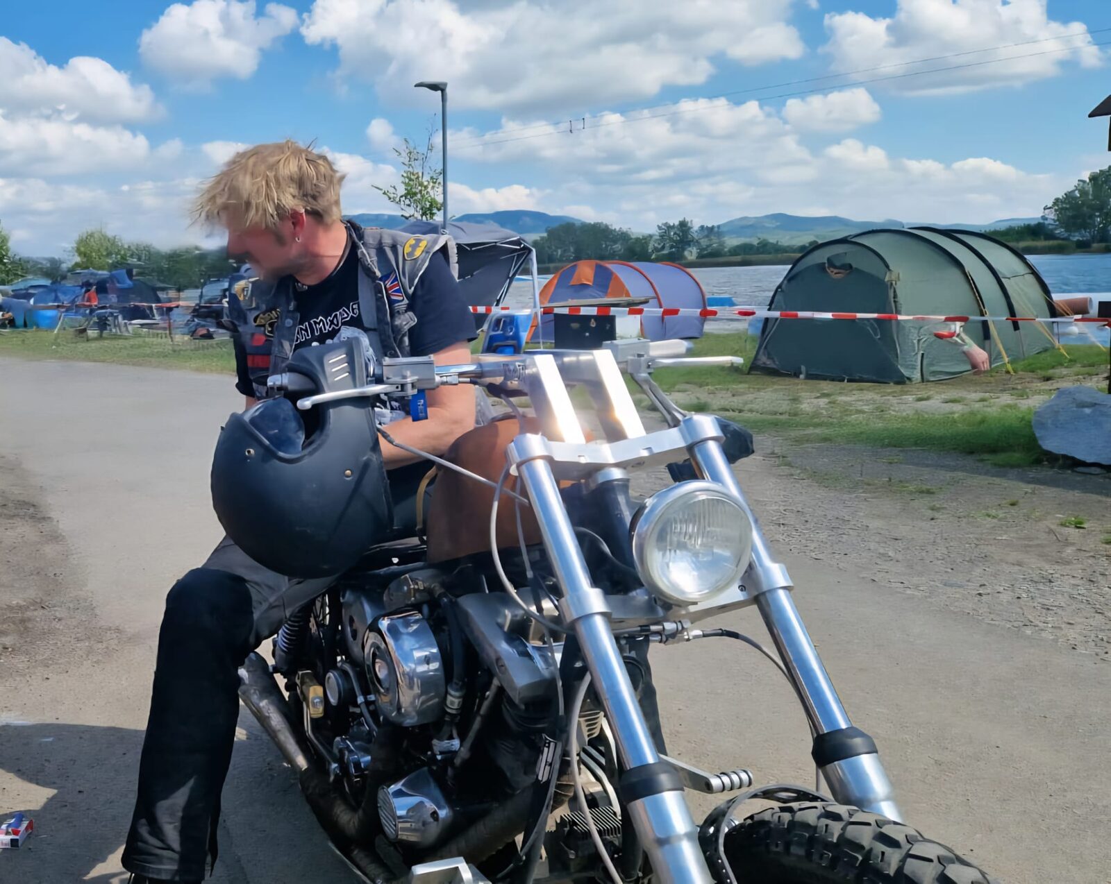Selbstgebauter Chopper auf einem Treffen