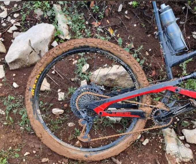 Downhill-Fahrrad im Gelände