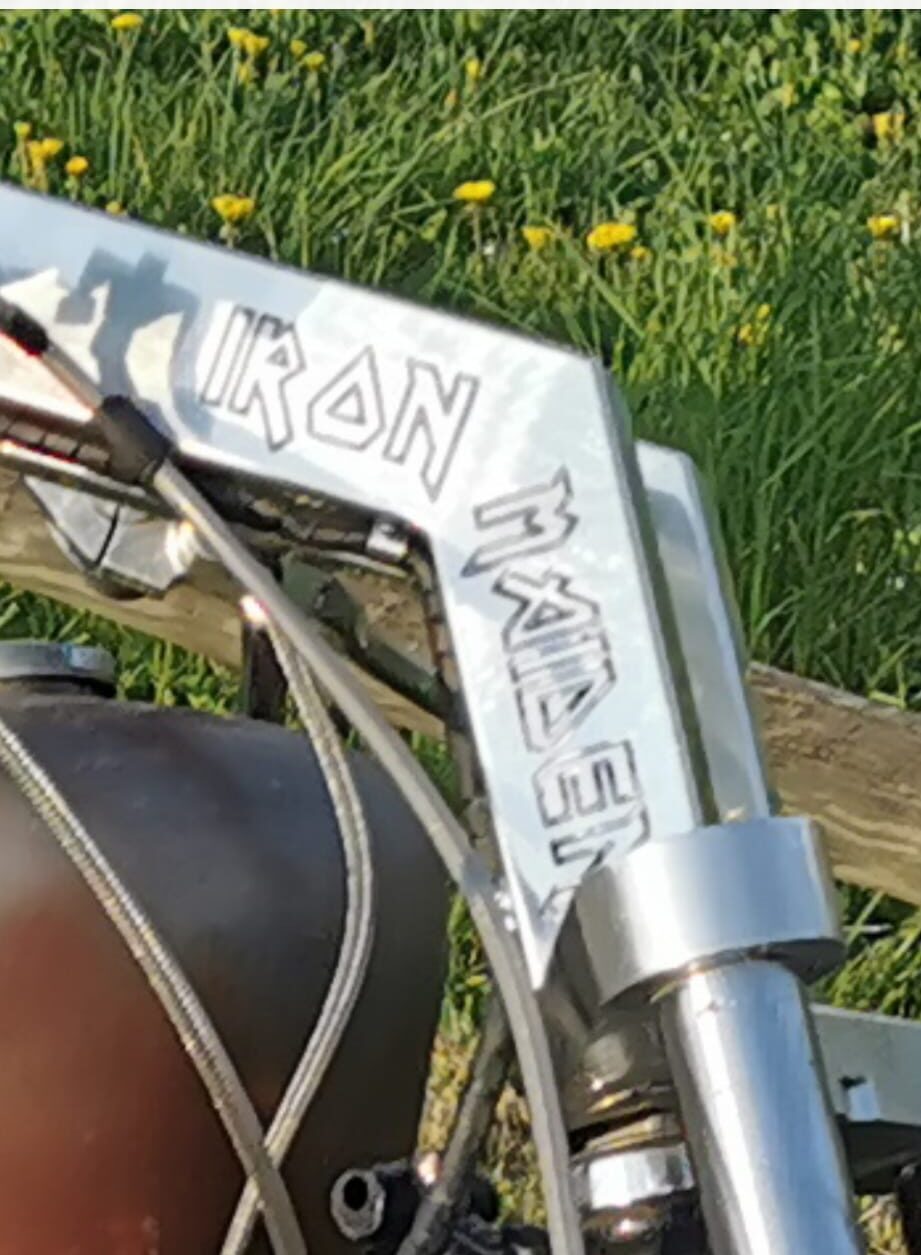 Handgravierte Gabelbrücke am Motorrad