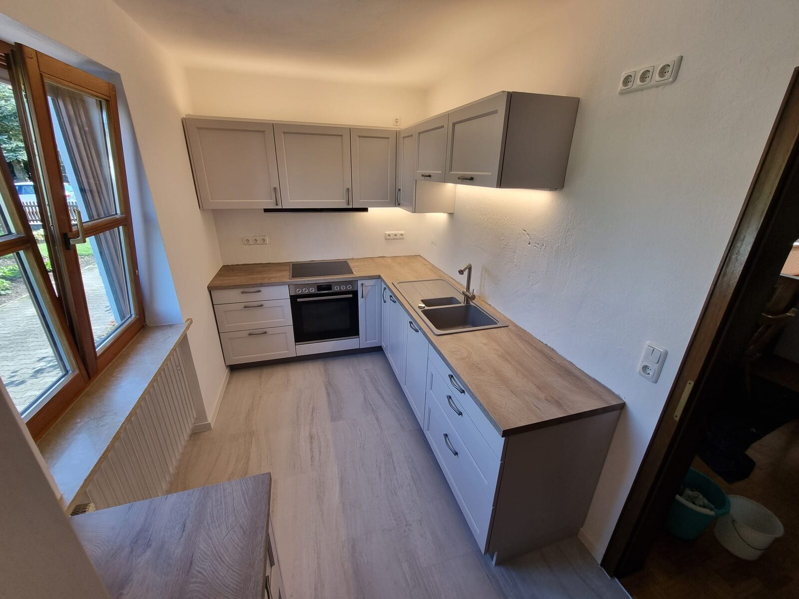 Küche im Landhausstil in Grau mit Holz-Arbeitsplatte