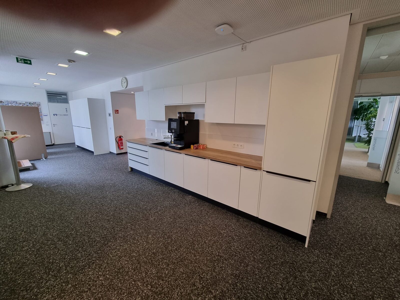Lange weiße Küchenzeile in einem Büro