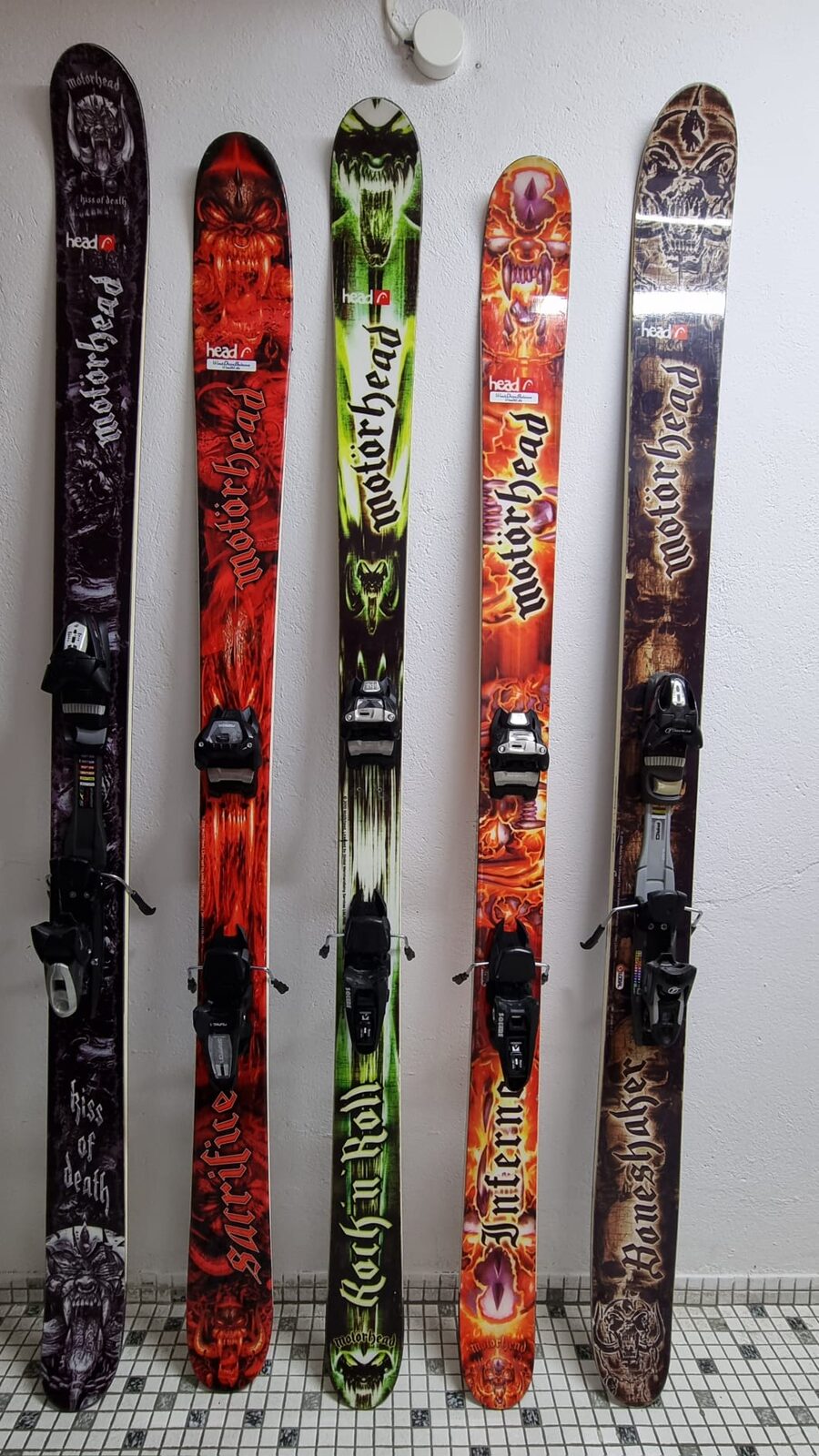 Fünf Paar Ski im Motörhead-Design an der Wand